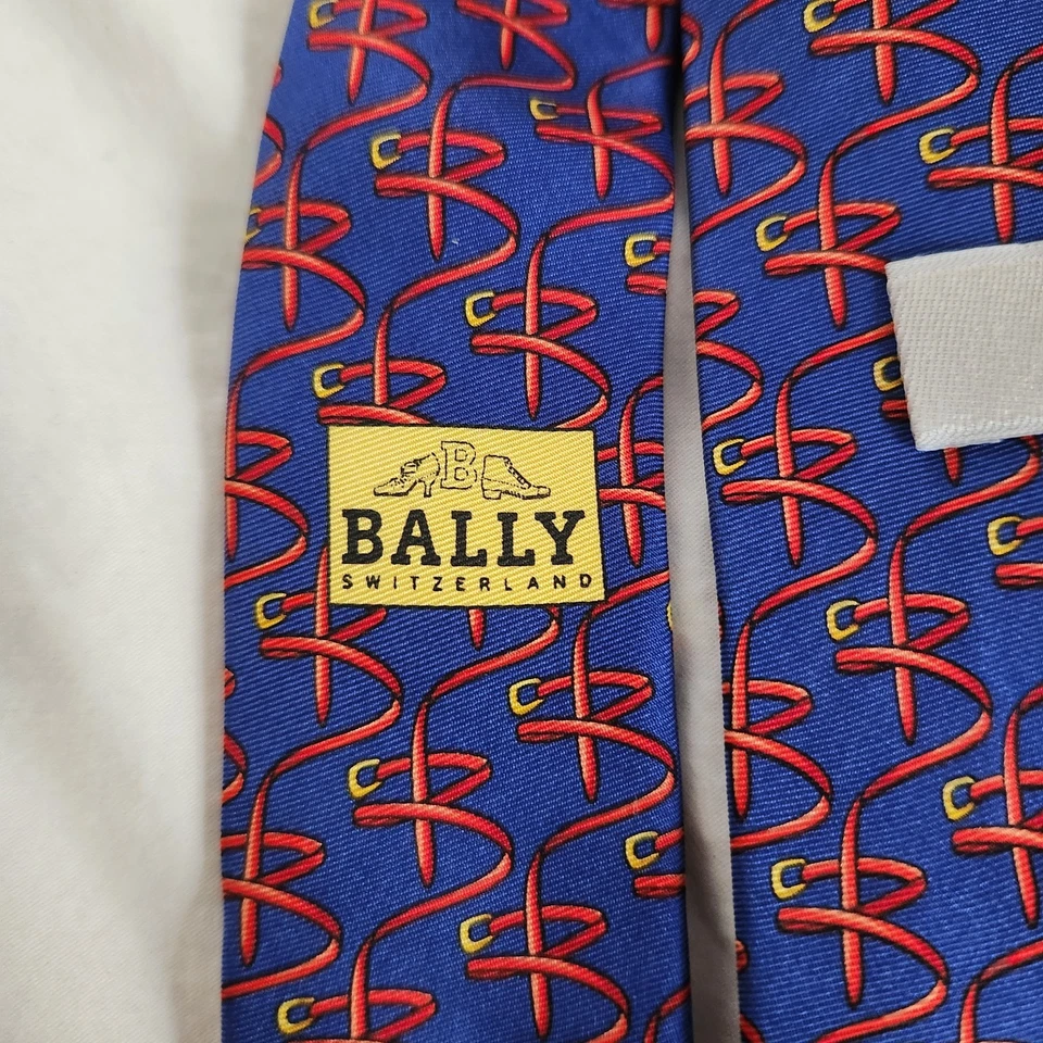 Corbata de seda BALLY con monograma y estampado de cinturón Italia W:3,75" usada en excelente estado azul/rojo Foto 4 de 4