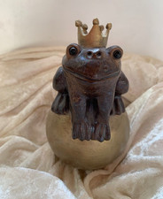 Froschkönig mit Krone auf Kugel Braun Keramik
