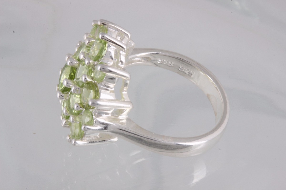 STS THAILAND STERLING CLUSTER OF LIME GREEN STONES RING SIZE