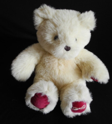 SITZENDER BLONDER TEDDYBÄR MIT PURPURROTEN SAMTPADS H: 25cm