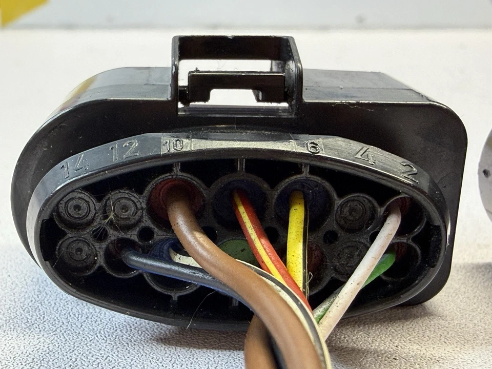 GENUINE AUDI Q7 MK2 2017 S-LINE LED HEADLIGHT CONNECTOR PLUGS X2 RHD 3C0973737 - Image 4 of 4