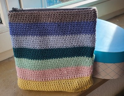Gehäkelte Kosmetiktasche mit Reißverschluss/ Handmade/ bunt gestreift