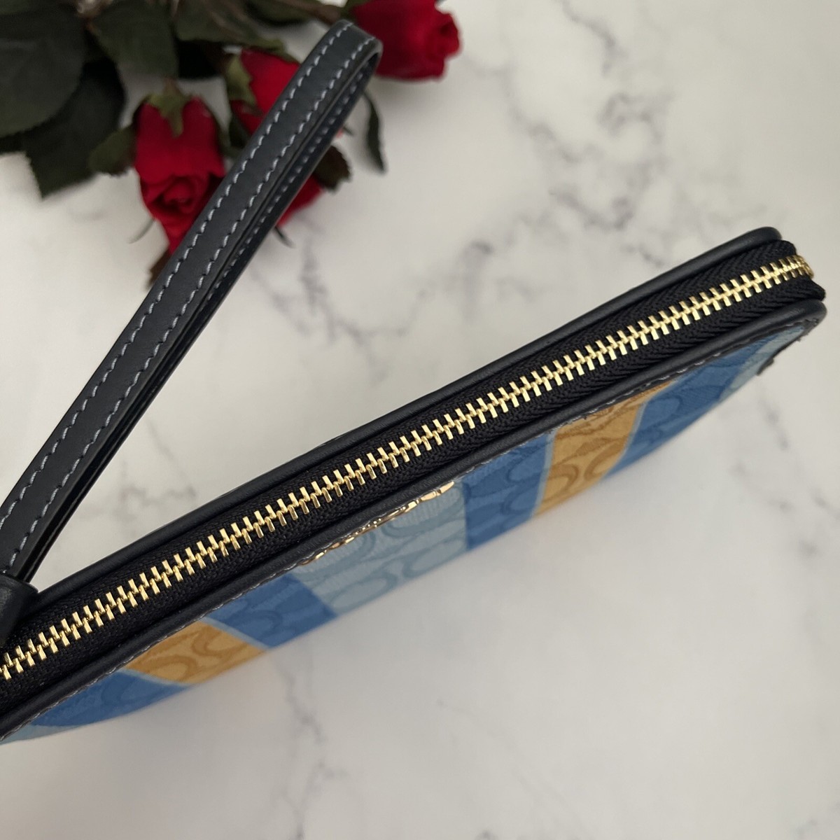 COACH Zip Top Wristlet Signature Jaquard w Stripes blue/yellow