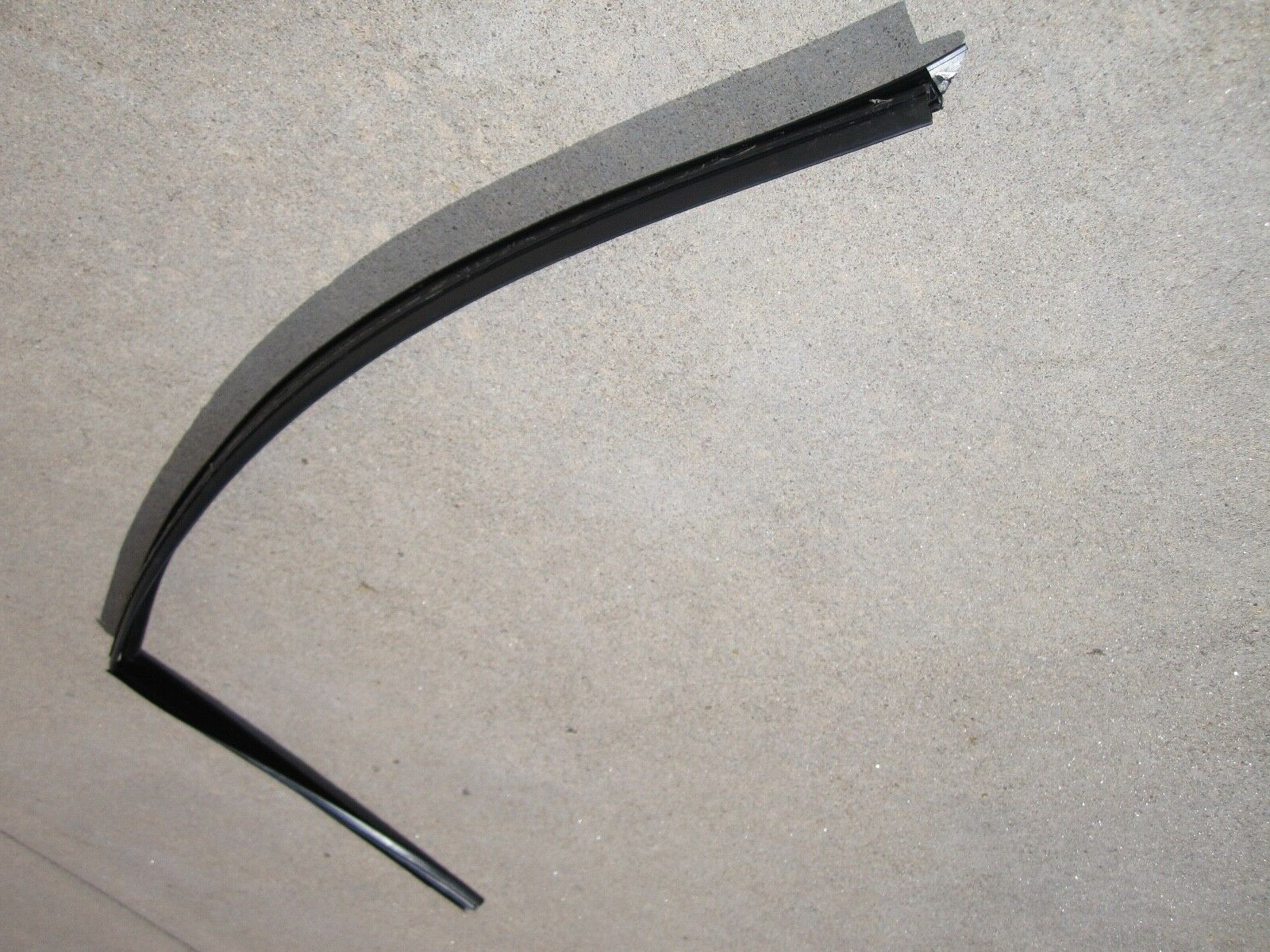 02-2010 LAMBORGHINI MURCIELAGO LEFT DRIVERS DOOR GLASS MOLDING WINDOW SEAL 