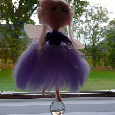 Hängefee Elfe Figur mit Flügeln lila Kleid auf Kristallkugel Fantasy