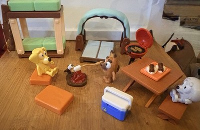 Moose Enterprise Bluey Honey Camping Playset Figures Tent Campfire Cooler