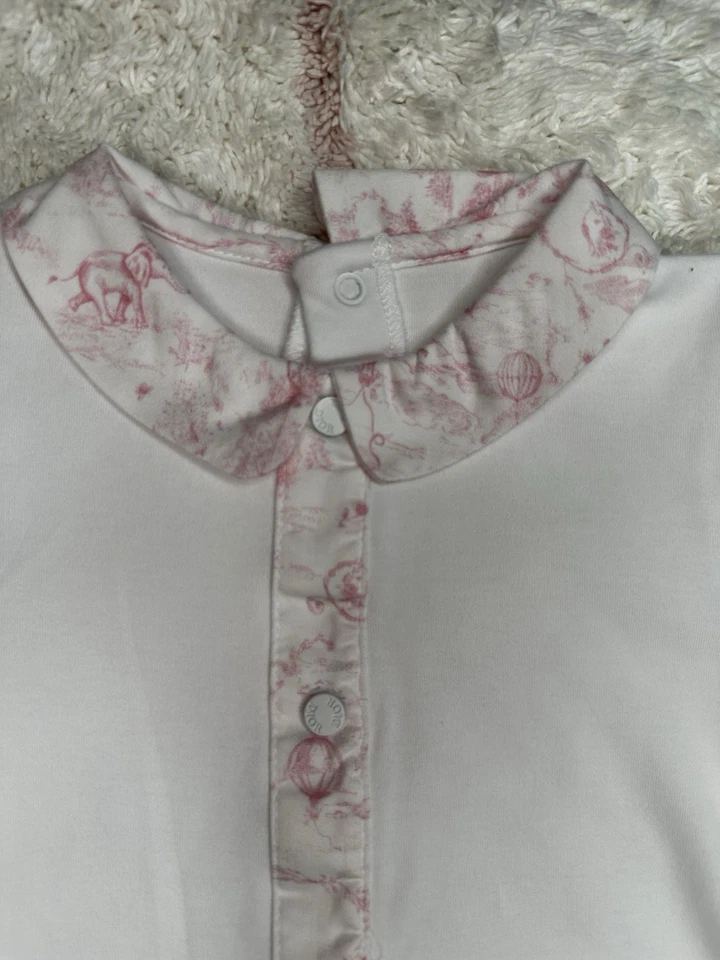 Baby Dior Blanco y Rosa Toile Patas Una Pieza Talla 6M - Nunca Usado Foto 2 de 4
