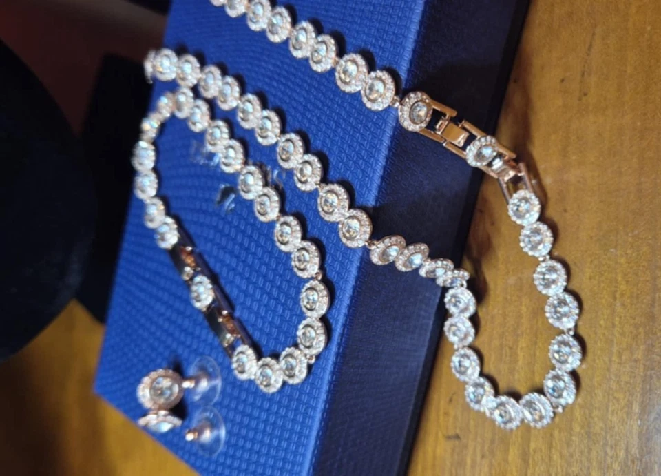 Conjunto angélico Swarovski ouro rosa corte redondo cristais brancos + caixa e bolsa de presente - Imagem 4 de 4