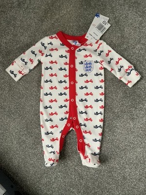 Brandneu mit Etikett Matalan Football England Strampler Schlafanzug WM Neugeborene bis zu 1 Monat