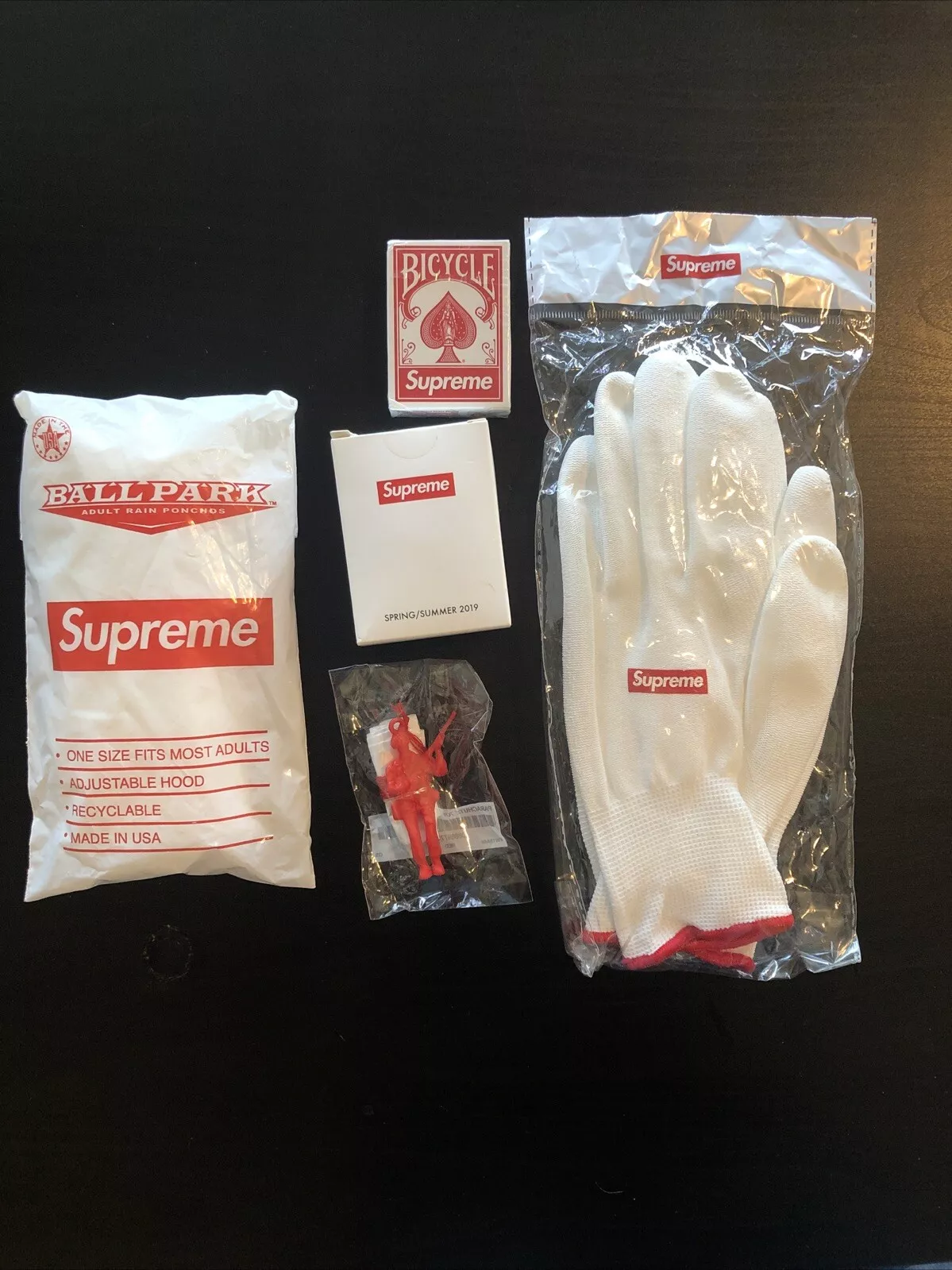 Poncho Supreme Ballpark   Parachute   Cartes vélo   Bonnet de douche   Gants   Lot