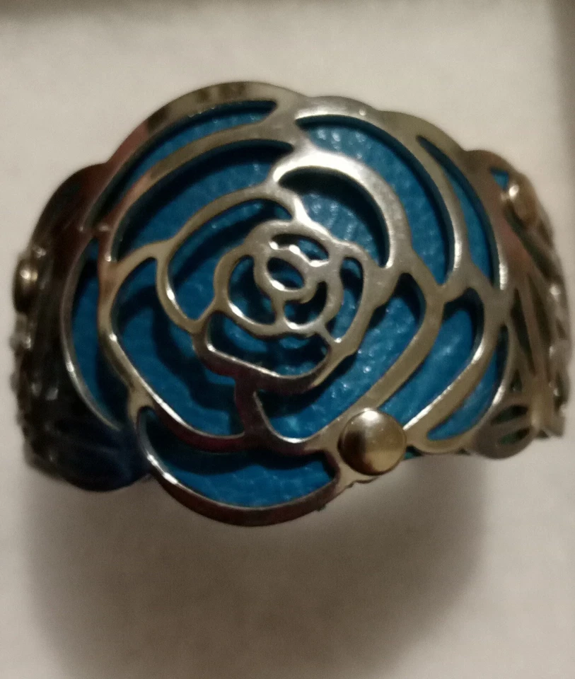 Brazalete de cuero rosa azul recortado tono plata Foto 3 de 3