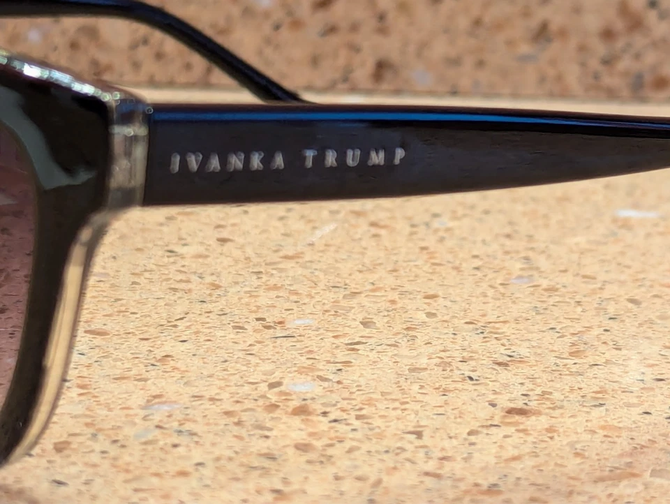 Óculos de sol Ivanka Trump armação preta lentes de fumaça edição especial tem o vermelho - Imagem 3 de 4