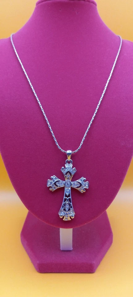 Collar Cookie Lee tono plata con pedrería colgante cruz Foto 2 de 4
