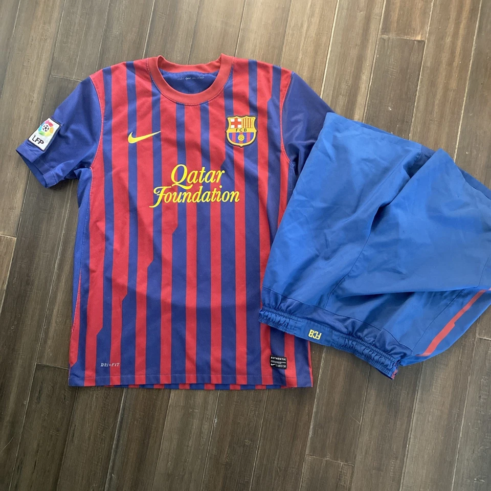 FC Barcelona 2011/2012 Home Kit Xavi Official With Shorts Mens Size Medium - Image 2 of 2