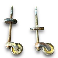 Coppia di mobili per sedie usate vintage piedi con ruote bullone lungo ottone