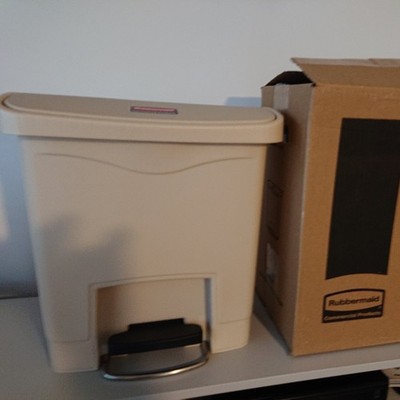 Rubbermaid Slim Jim Step-On Behälter, Front Step, 15L/4Gal - unbenutzt