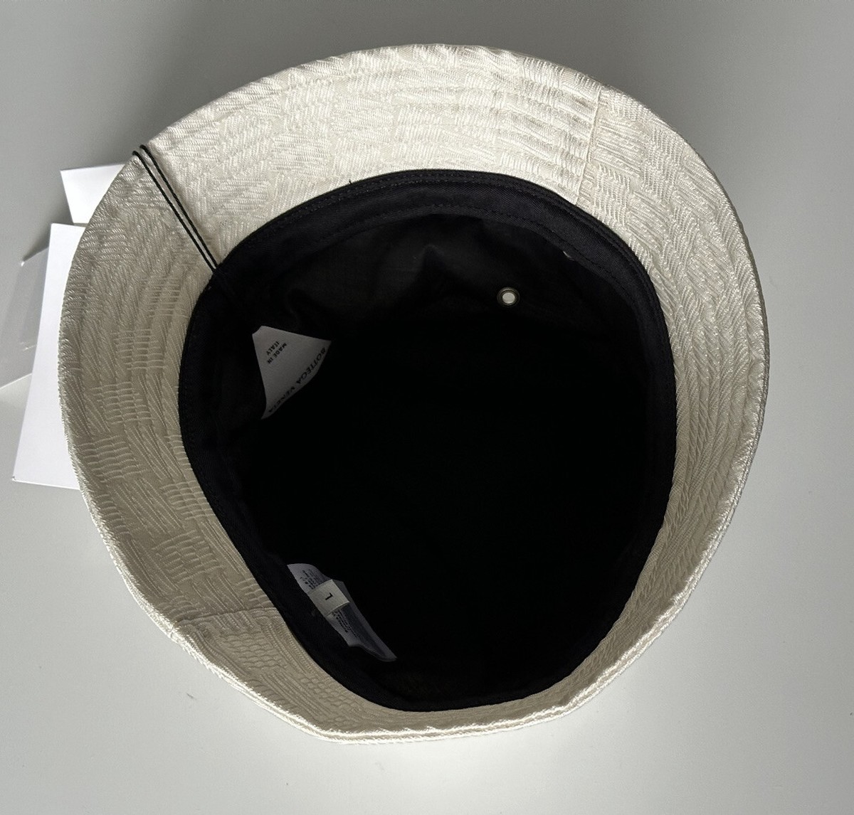 NWT $600 Bottega Veneta Intrecciato Nylon Bucket Hat White L  display picture 3