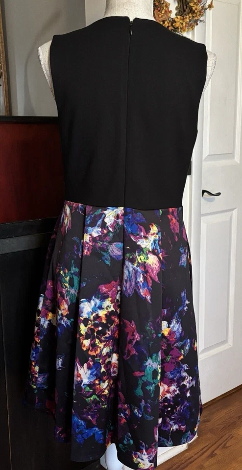 Vestido Ellen Tracy Talla 8 Plisado Ajuste y Acampanado Sin Mangas Negro con Acuarela Floral Foto 3 de 4