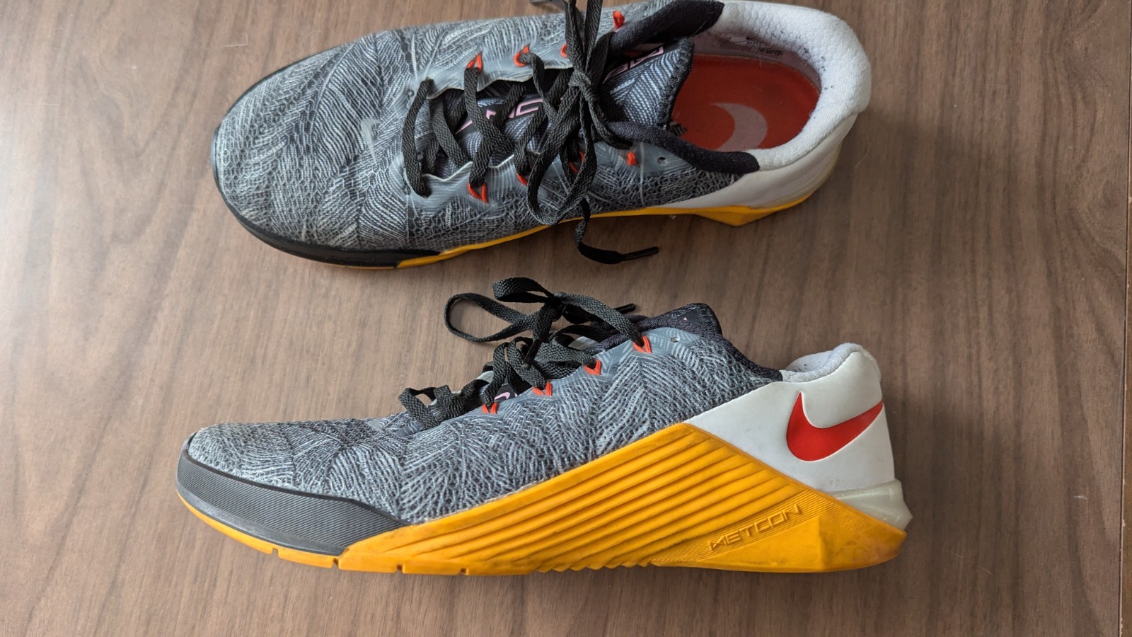 Women's NIKE Metcon 5 Cross Training Running Shoes Orange Black White Size 9 thumbnail 2