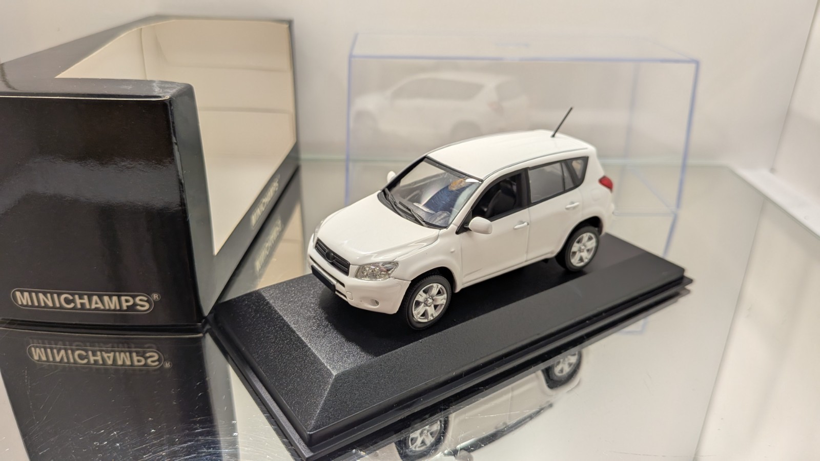 Foto 6 van Minichamps 1:43 Toyota RAV4 2006 White RARE Factory Error No Logos/Badges OVP *