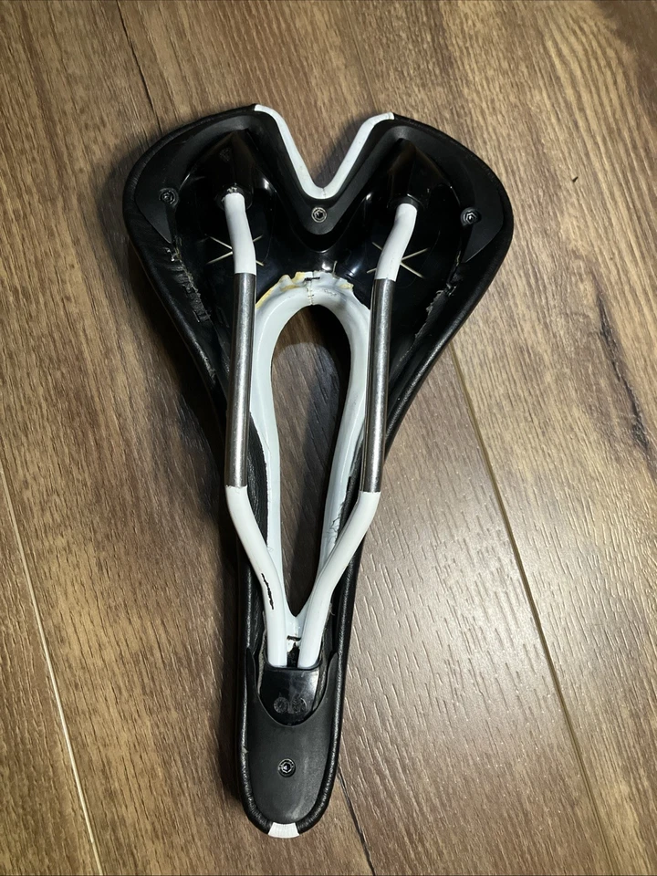 Asiento de sillín Forte Pro XFR CrN Ti rieles de aleación negro blanco, usado Foto 2 de 4