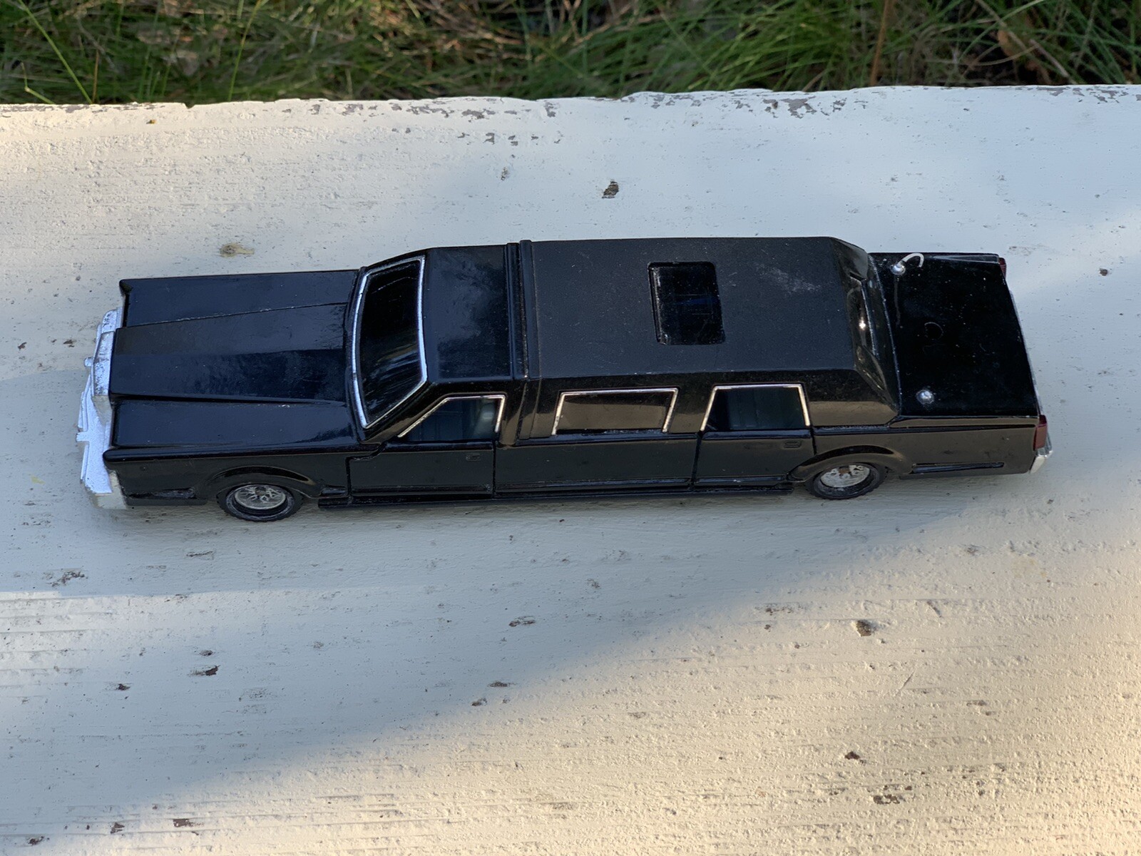 Sun Star Models 1:18 Lincoln Town Car Limousine Année De Construction 2003 Blanc 4201