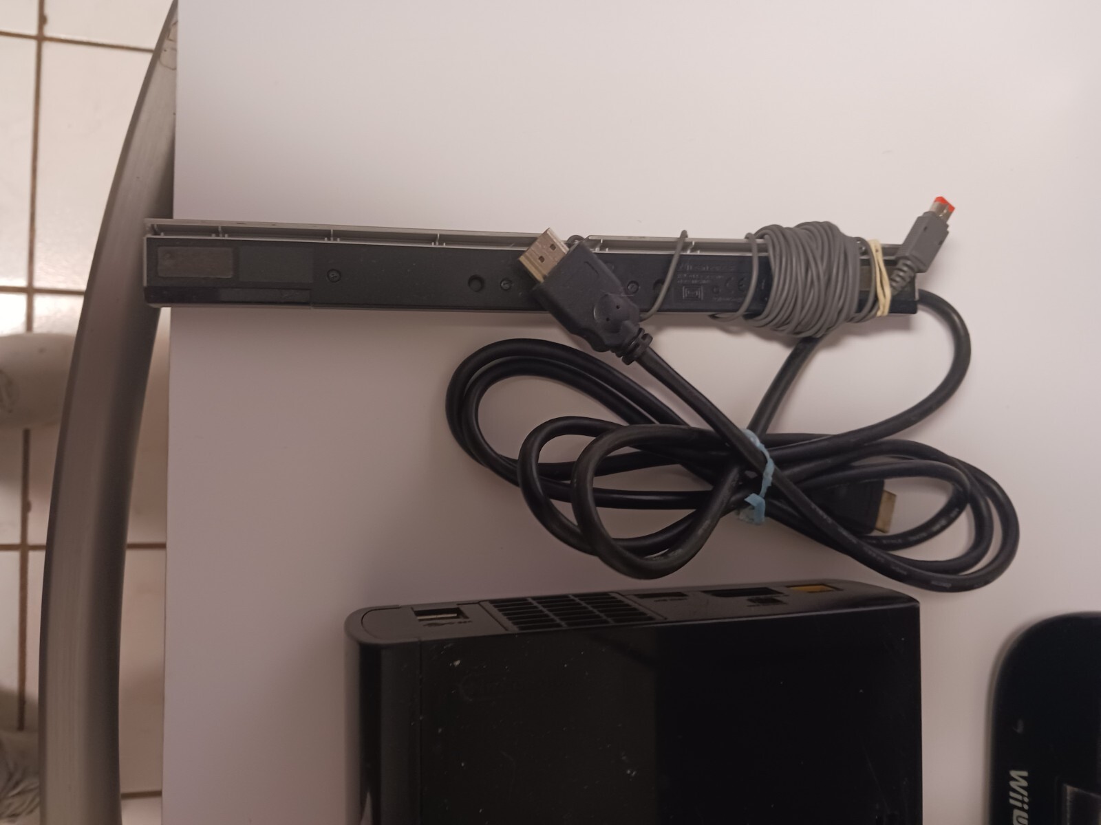 NINTENDO WII U CONSOLE GAMEPAD WITH CABLES CHARGER & 30 PRELOADED GAMES