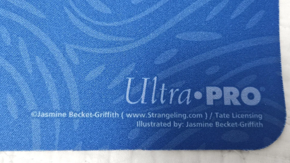 Alfombra de juego Ultra Pro Stranglings Jasmine Becket-Griffith exclusiva lámina dorada Foto 4 de 4