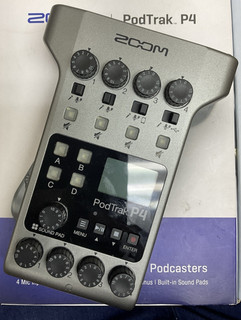 Zoom PodTrak P4 Portable Multitrack Podcast Recorder.(101561)