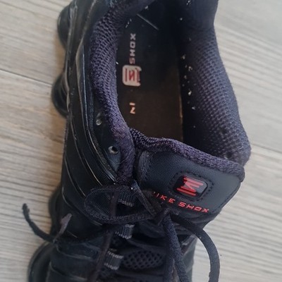 Nike Shox Sneaker Schwarz Low Top Schnürung atmungsaktiv EU 41 US 9,5