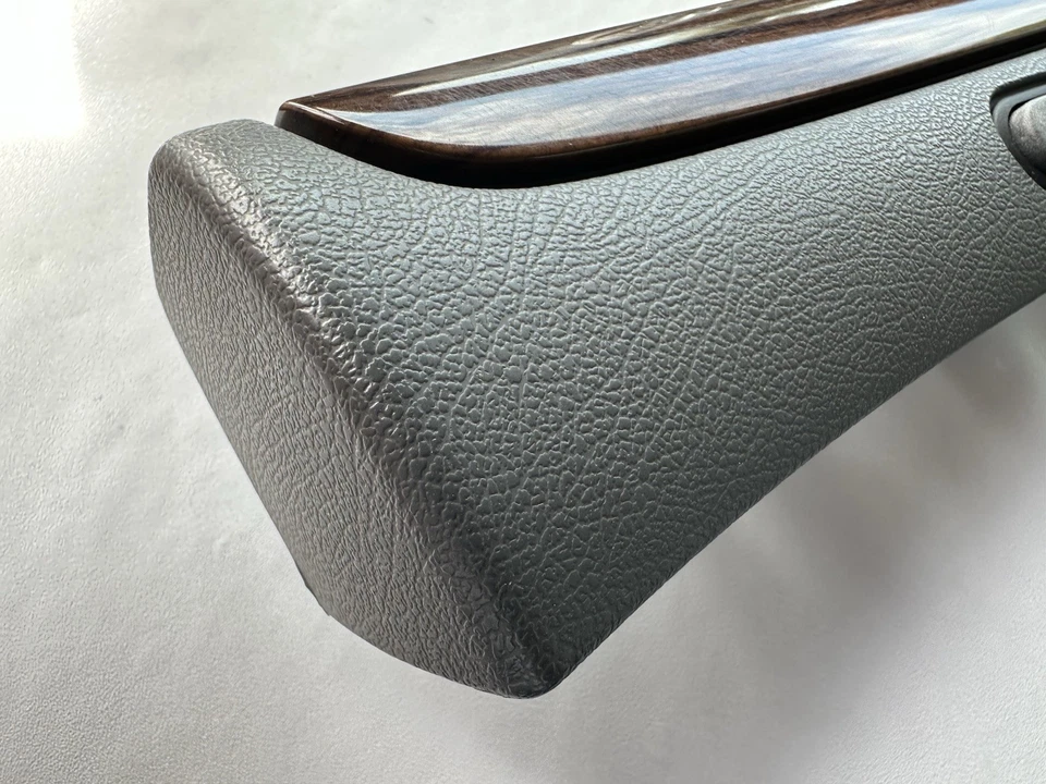 Отделочная панель со стороны водителя для Ford Crown Victoria 1998-2011 годов выпуска серая от оригинального производителя - Изображение 2 из 4