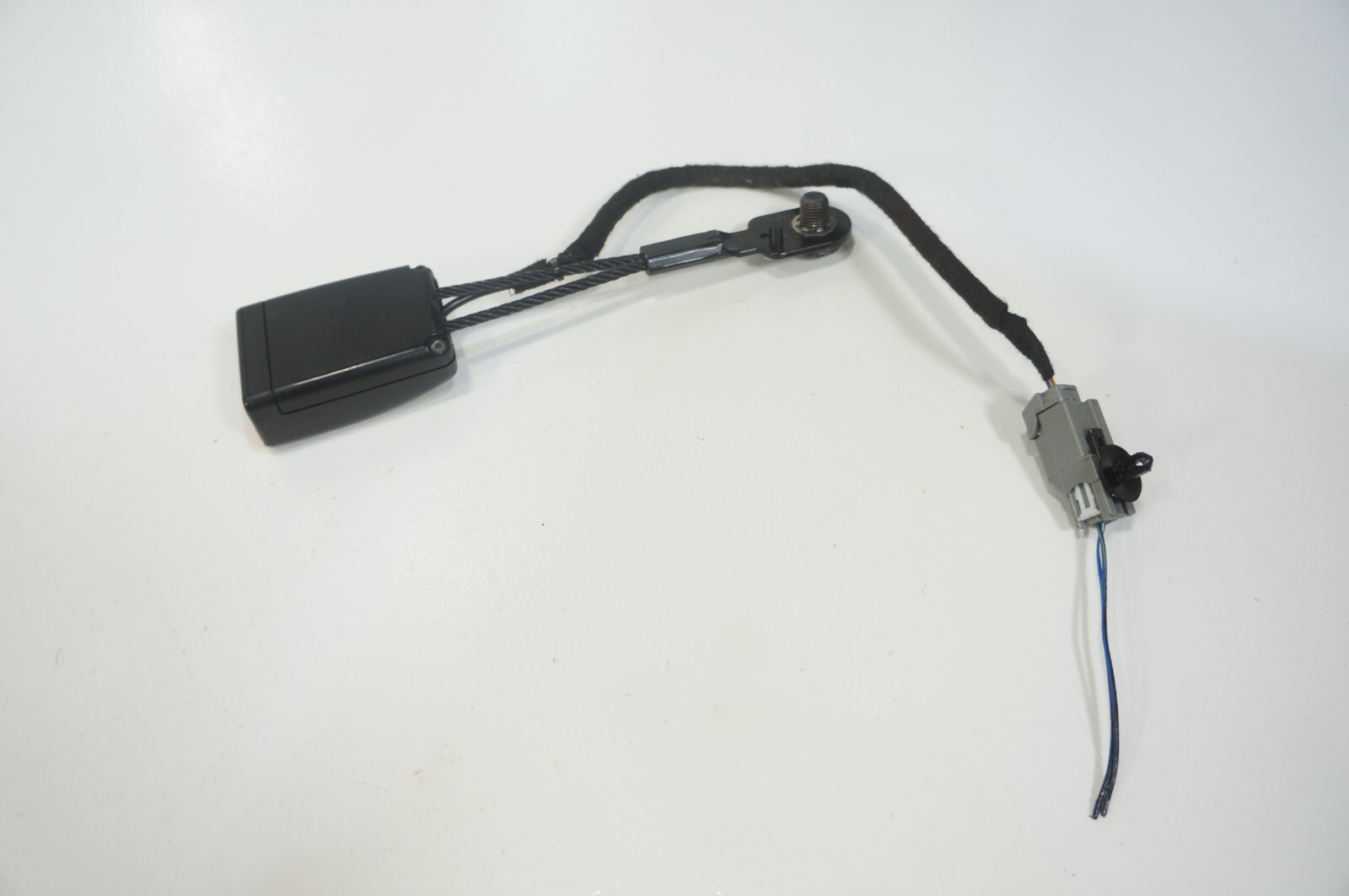14-2022 maserati ghibli  front left driver side seat belt buckle oem