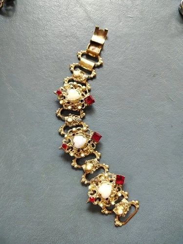 Stunning VTG Book Chain Bracelet Costume Jewelry Unmarked