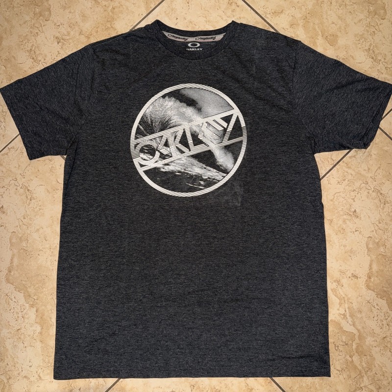 OAKLEY HYDROLIX Surf Gray Men’s T-shirt Tee Shirt Size LARGE Great Condition