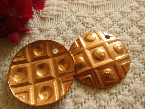 Duo ornements anciens en cuivre style cabochon médaillé année 50 création percé - Photo 3/3