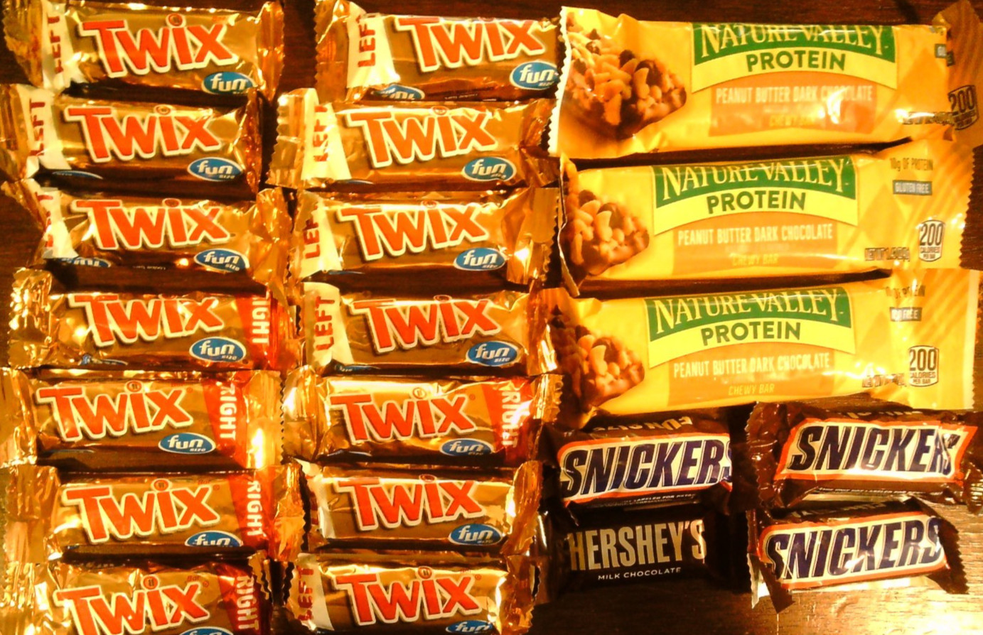 (CANDY LOT) 21-piece assorted Nature Valley bars & Snickers Herhsey's Twix *READ