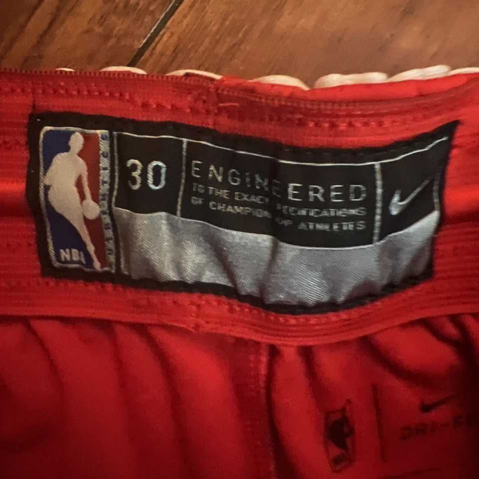 Shorts vintage Nike NBA Chicago Bulls tamanho adulto 30 pequeno vermelho Dri-Fit 866789-657 em excelente estado usado - Imagem 2 de 4
