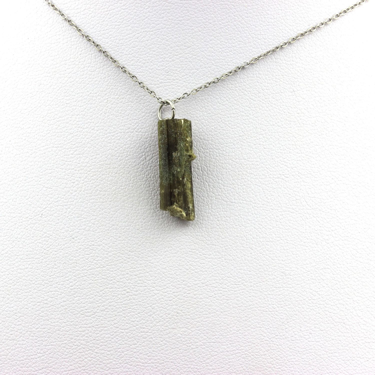 Collier en Epidote brute de Belledonne pour sublimer vos tenues bohèmes chic