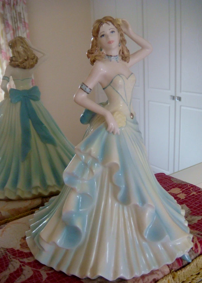 COALPORT FIGURINE-JANET-COLLINGWOOD COLLN 2004-MADE IN ENGLAND-WITH CERT - Image 3 of 4