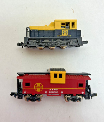 Bachman 4792 Plymouth 0-6-0 diésel Santa Fe y Atlas Santa Fe cúpula caboose | Zustand: Used