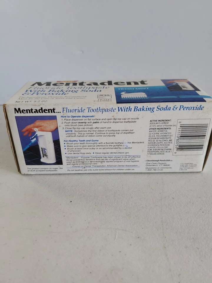 Dispensador de pasta de dientes Mentadent de colección nueva fresca 5,2 oz con caja - utilería de película Foto 4 de 4