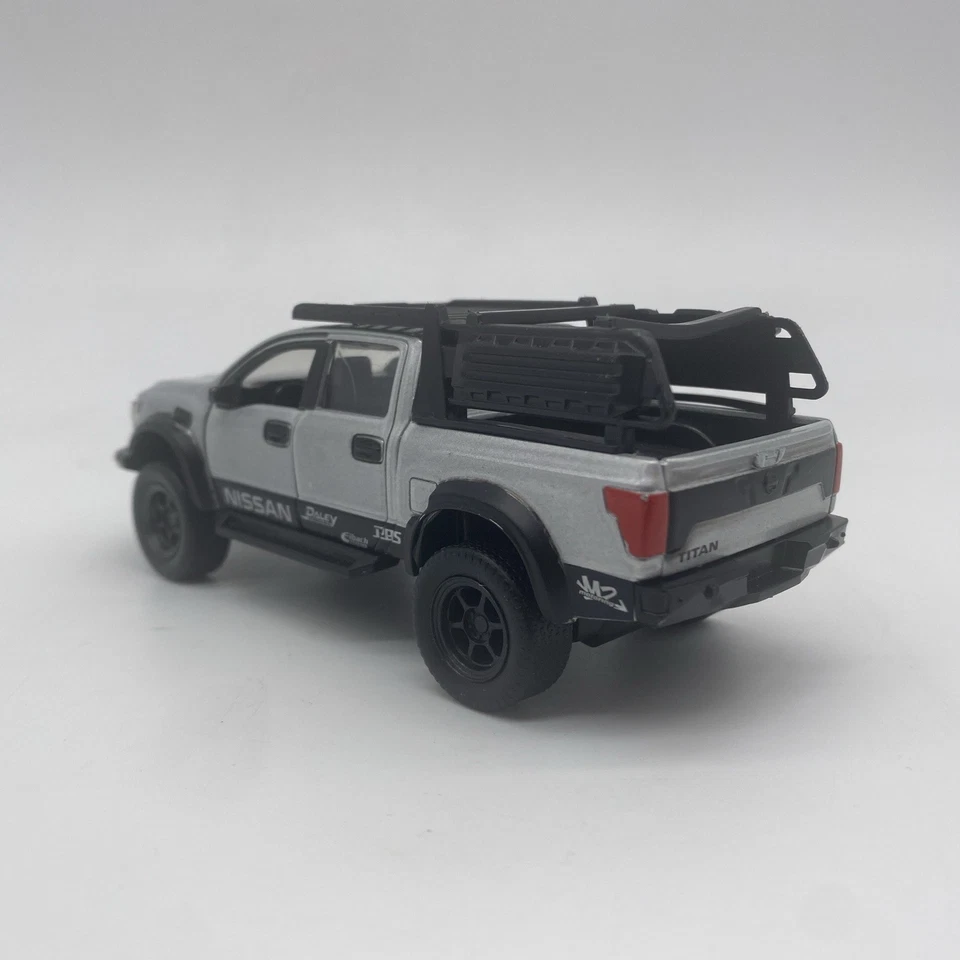 Nissan Titan 2020 Jada Just Trucks plateado negro Foto 3 de 4