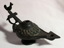LAMPE à HUILE ancienne BRONZE décor CROIX mouton COQ type oriental