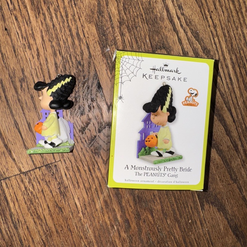 Hallmark Keepsake 2010 MONSTROUSLY PRETTY BRIDE Lucy Peanuts Halloween Ornament