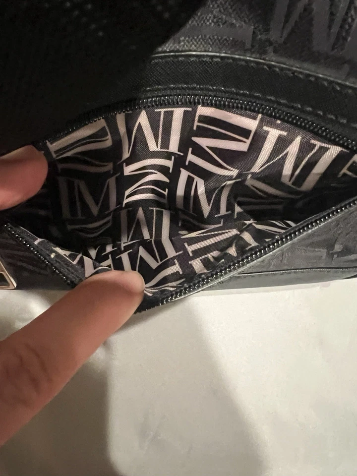 Bolsa de viaje Isaac Mizrahi negra y gris con estampado de logotipo “IM” con cremallera y bolsillos Foto 4 de 4