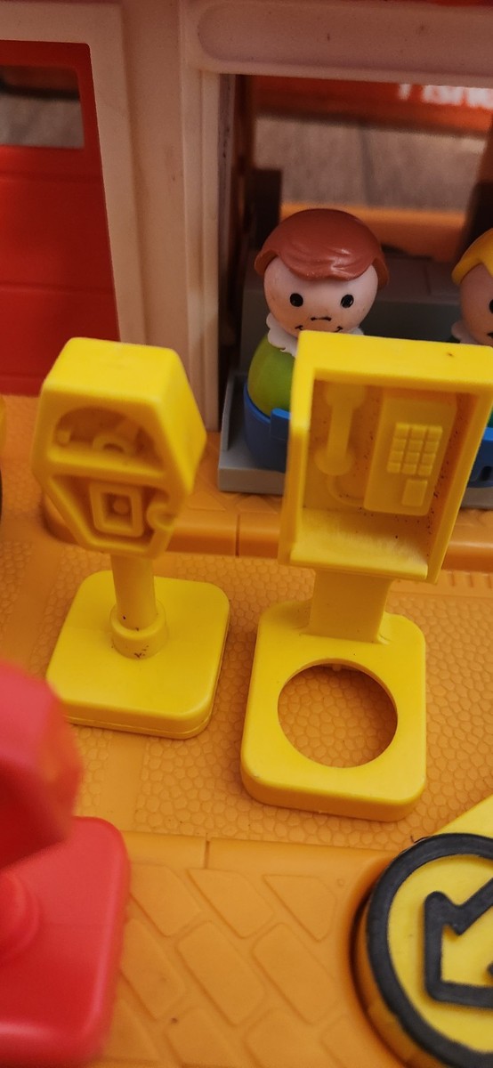 1986 Vintage Fisher Price Little People Main Street 99.9