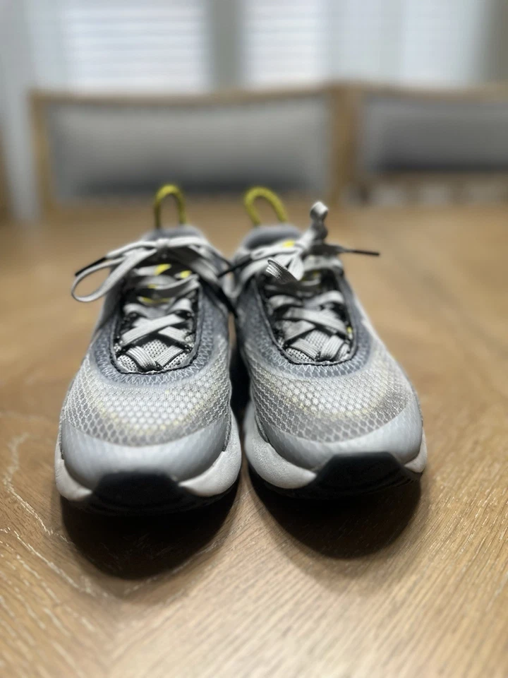 Zapatillas Niños 11c Nike Air Max 2090 en Gris Usadas Sin Caja Foto 2 de 4