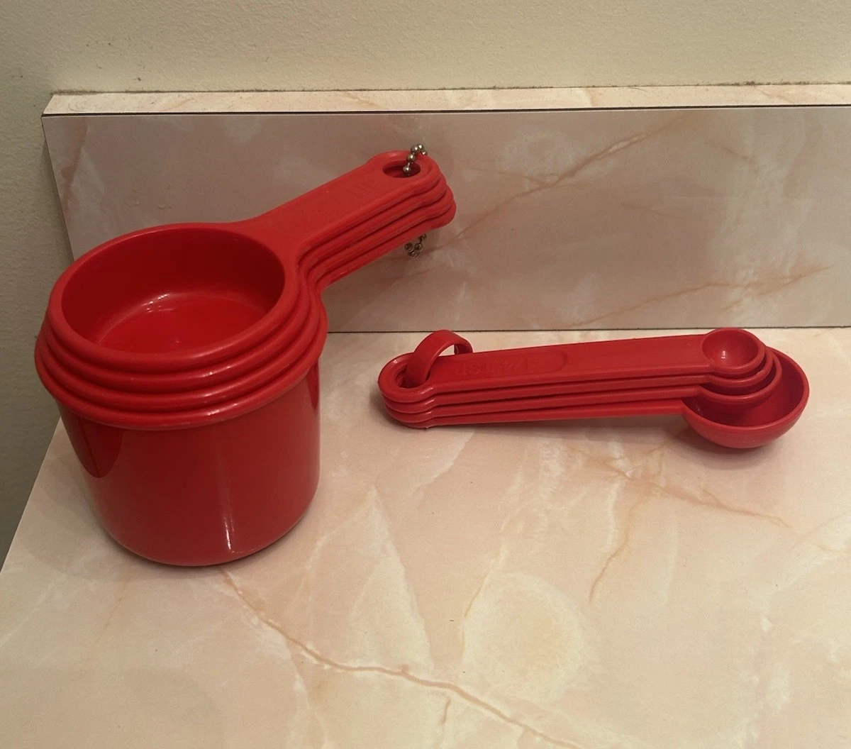 VTG 80s RUBBERMAID Cups & Spoons Set COMPLETE 8 PC Set W/Chain & Ring Molded