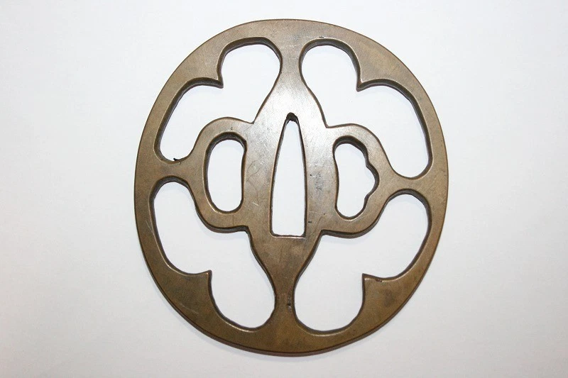 Tsuba Espada Japonesa Guardia Flor Grabada Bronce Calado Antiguo de Japón Foto 2 de 3