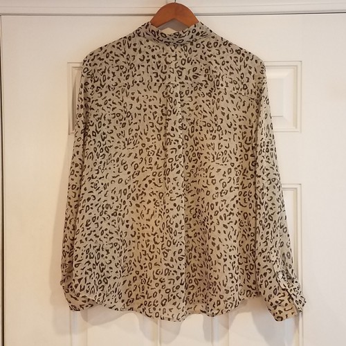 Chicos Leopard Print Top Womens sz 2 Button Up Long Slv semi sheer 2B-9 - Picture 4 of 10